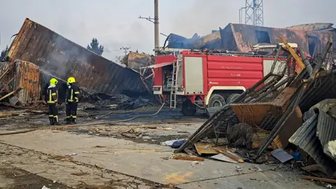 Equipos de rescate continúan tratando de controlar el incendio derivado de la explosión provocada por el ataque del Ejército paquistaní. Equipos de rescate continúan tratando de controlar el incendio derivado de la explosión provocada por el ataque del Ejército paquistaní.