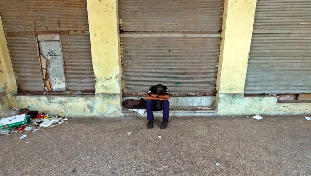Una persona descansa en una calle este lunes, en La Habana (Cuba)/ EFE/ Ernesto Mastrascusa