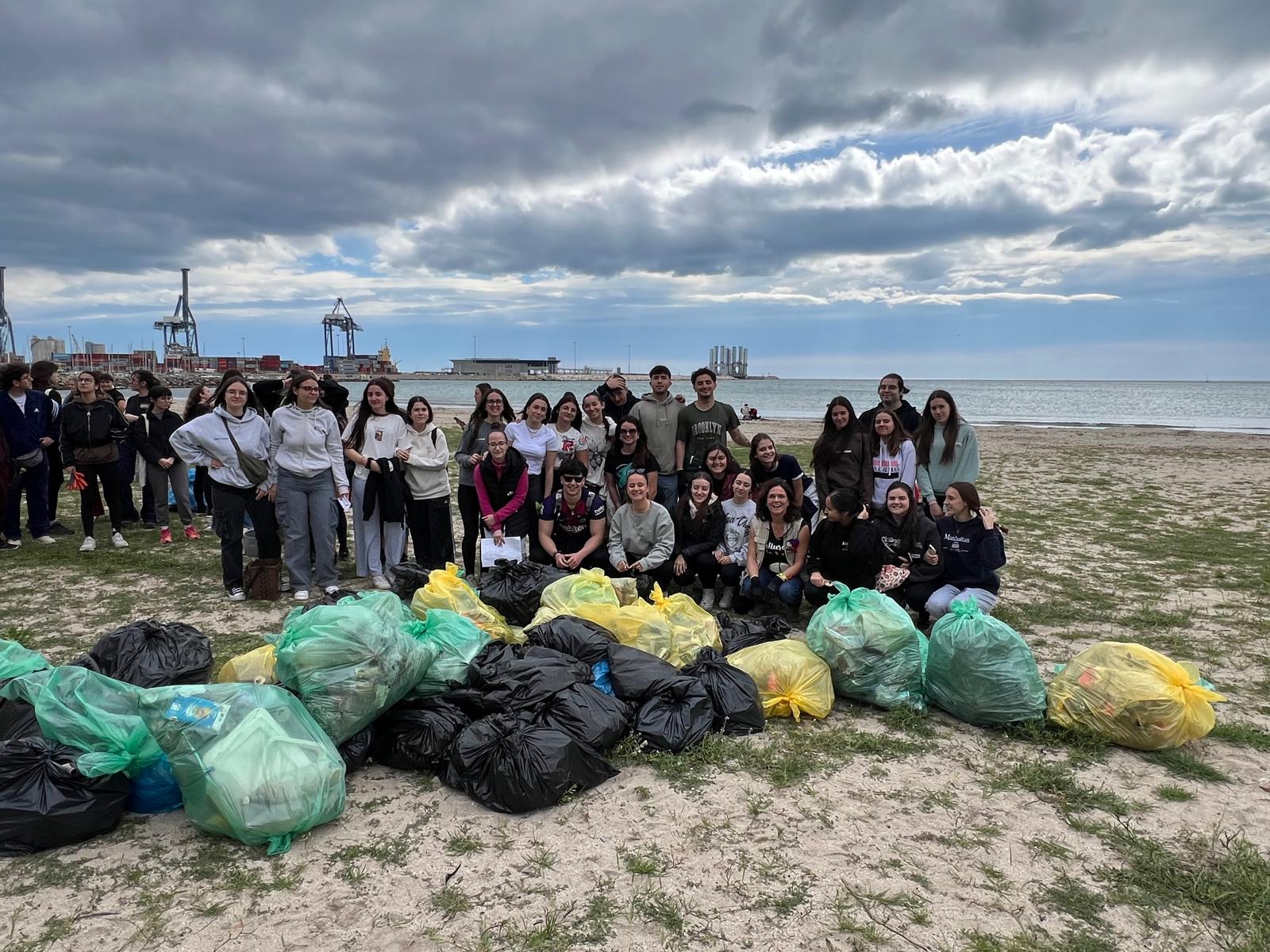 Estudiantes de Educación Infantil de la Universidad de Alicante recogen 225 kilos de basura de la Playa de San Gabriel Estudiantes de Educación Infantil de la Universidad de Alicante recogen 225 kilos de basura de la Playa de San Gabriel