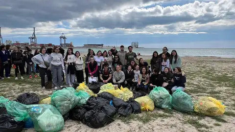 Estudiantes de la UA con la basura recogida Estudiantes de la UA con la basura recogida