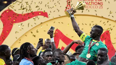 Los jugadores de Senegal celebran su victoria en la final de la Copa de África Los jugadores de Senegal celebran su victoria en la final de la Copa de África