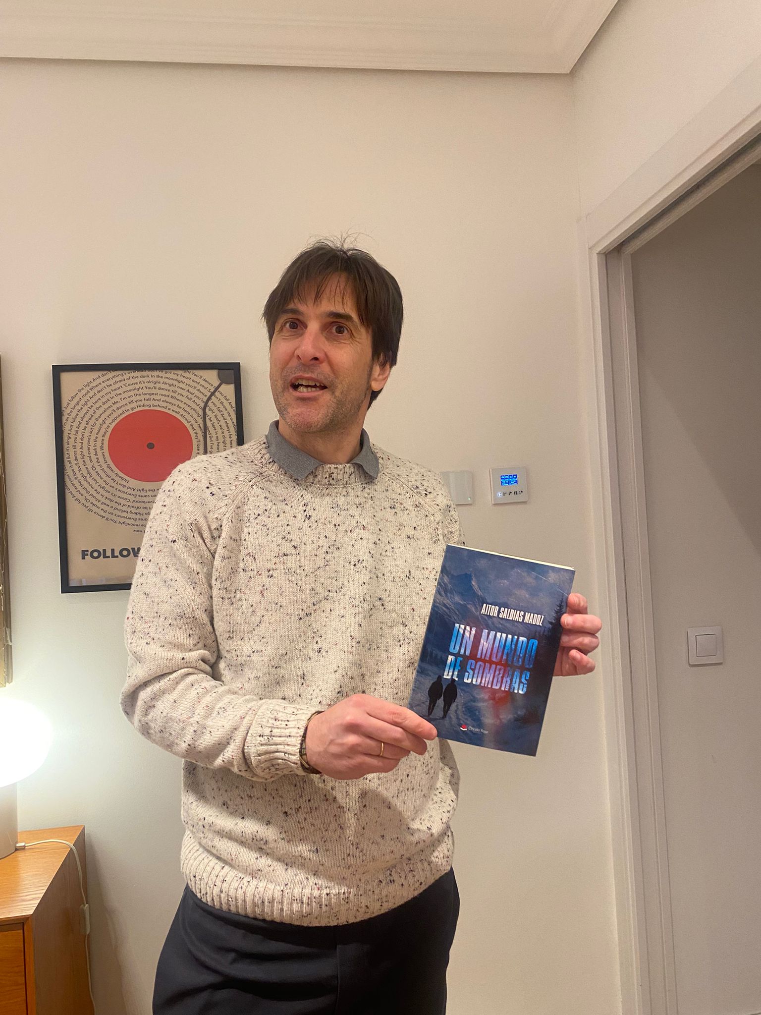 Aitor Saldías nos invita a mirar hacia dentro en "Un mundo de sombras" Aitor Saldías nos invita a mirar hacia dentro en "Un mundo de sombras"