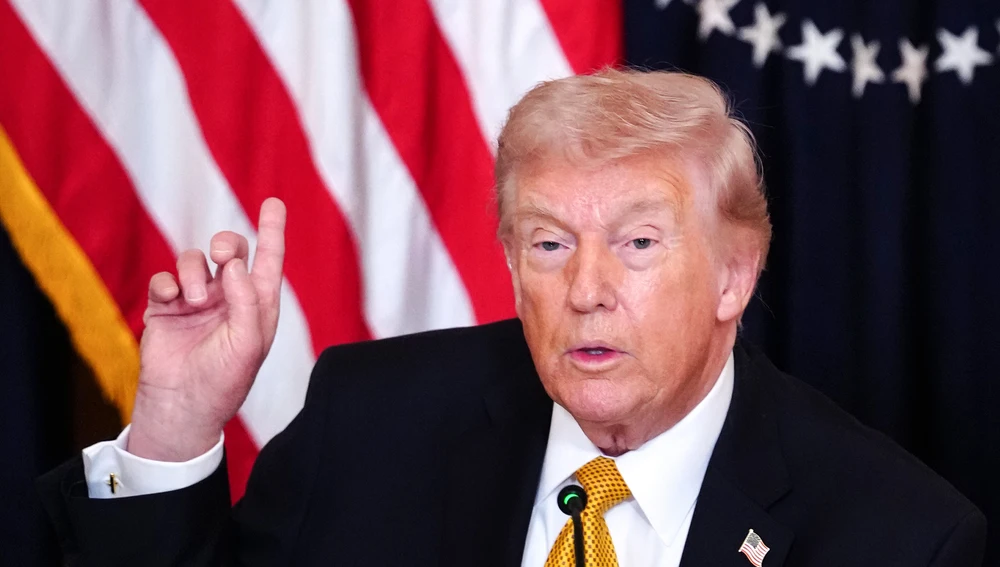 Trump durante una rueda de prensa ayer lunes, donde aseguró que tendrá "el honor" de "tomar o liberar Cuba". Trump durante una rueda de prensa ayer lunes, donde aseguró que tendrá "el honor" de "tomar o liberar Cuba".