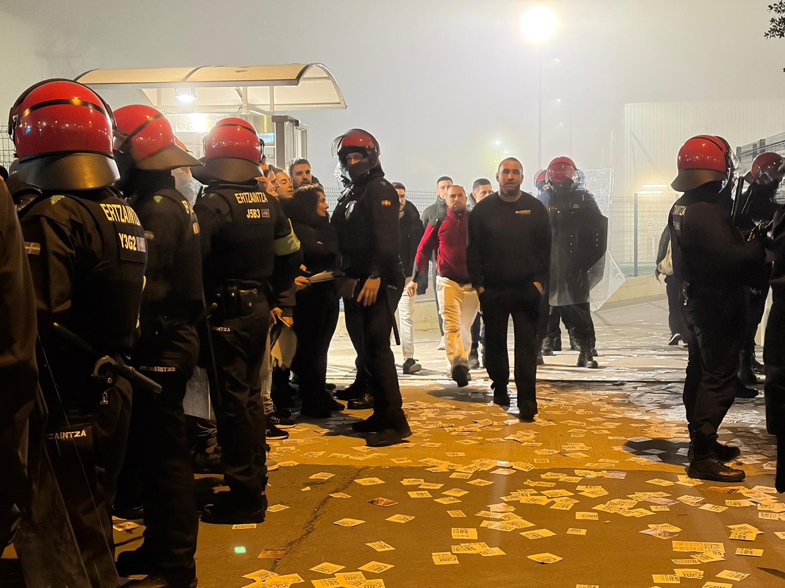 Ertzaintza y trabajadores en Mercedes Benz Vitoria Ertzaintza y trabajadores en Mercedes Benz Vitoria