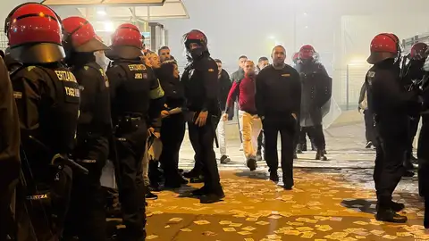 Ertzaintza y trabajadores en Mercedes Benz Vitoria Ertzaintza y trabajadores en Mercedes Benz Vitoria