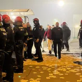 Ertzaintza y trabajadores en Mercedes Benz Vitoria Ertzaintza y trabajadores en Mercedes Benz Vitoria