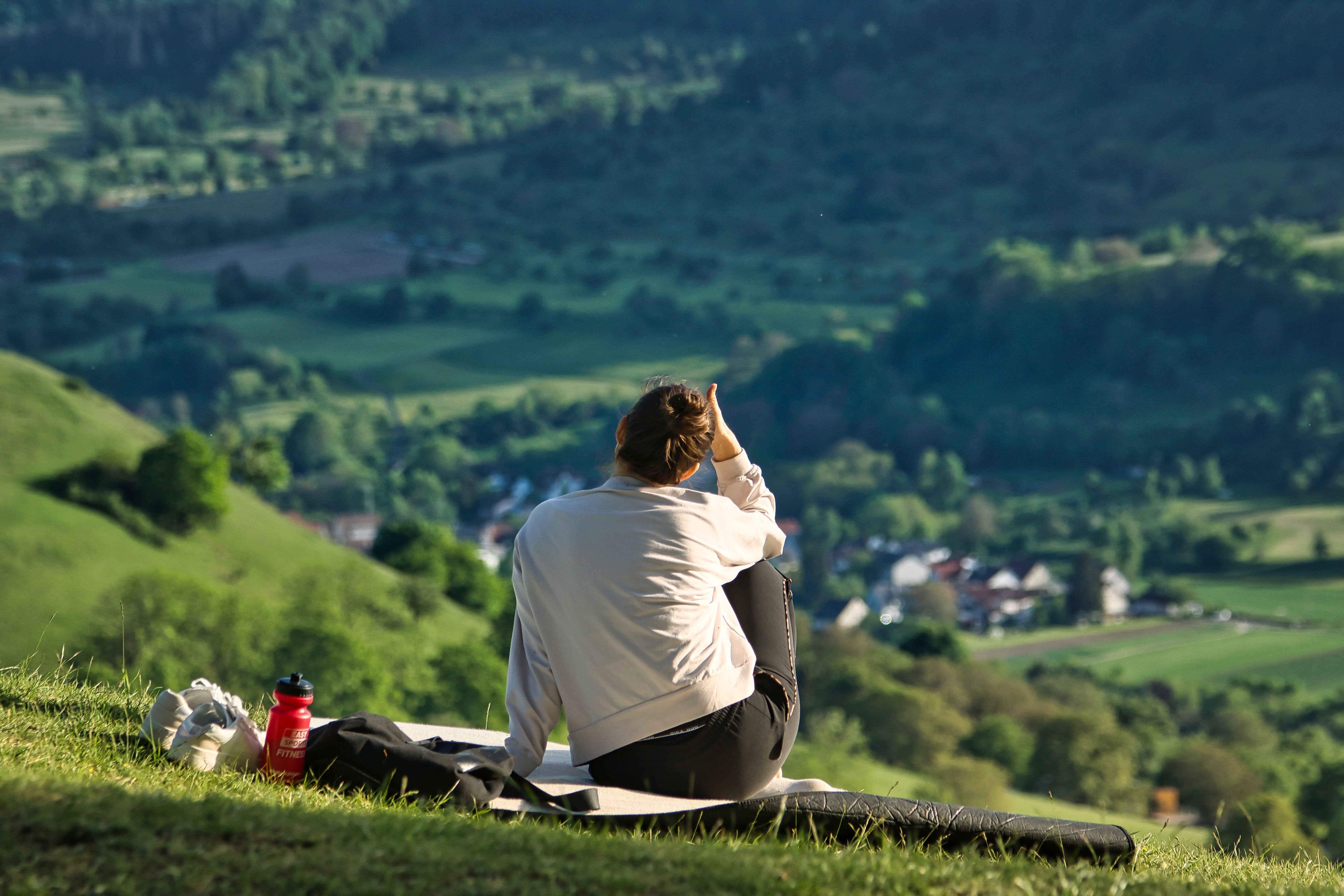 Una mujer observa el paisaje Una mujer observa el paisaje