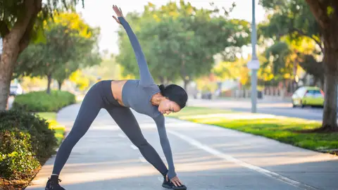 Una mujer practica deporte Una mujer practica deporte