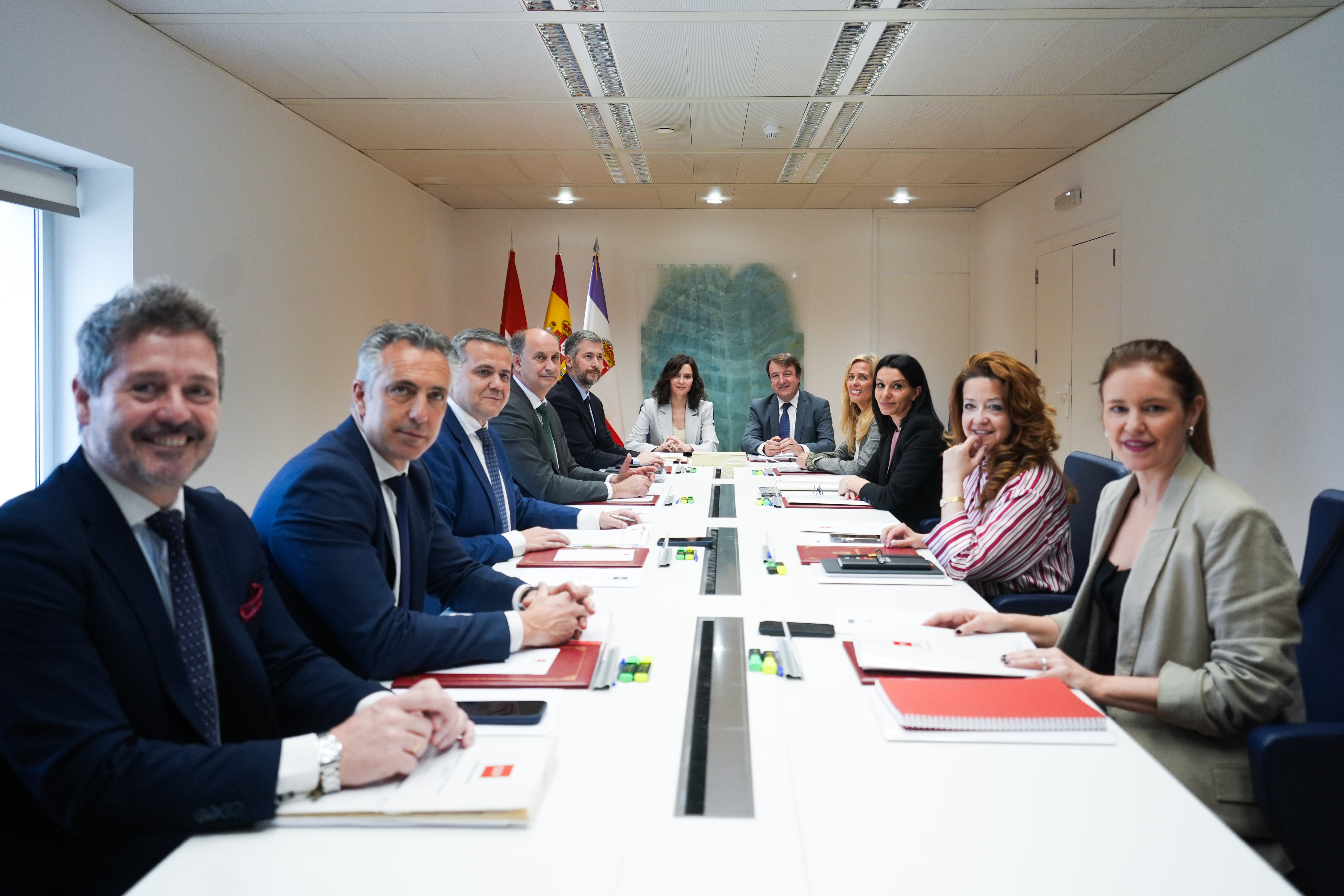 Ayuso acusa a Sánchez de alterar el reparto de escaños en las próximas elecciones madrileñas con la regularización "masiva" de inmigrantes Ayuso acusa a Sánchez de alterar el reparto de escaños en las próximas elecciones madrileñas con la regularización "masiva" de inmigrantes