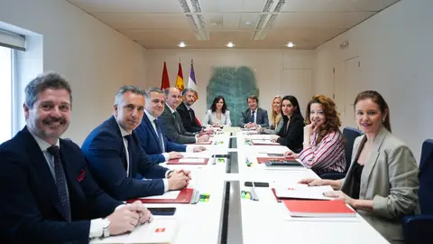 Ayuso acusa a Sánchez de alterar el reparto de escaños en las próximas elecciones madrileñas con la regularización "masiva" de inmigrantes Ayuso acusa a Sánchez de alterar el reparto de escaños en las próximas elecciones madrileñas con la regularización "masiva" de inmigrantes