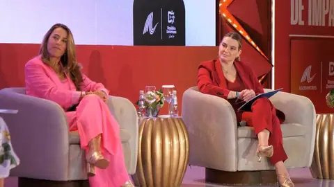 La presidenta del Govern, Marga Prohens, durante su participación en el foro 'Mujeres de impacto' en República Dominicana, junto a Encarna Piñero de Grupo Piñero La presidenta del Govern, Marga Prohens, durante su participación en el foro 'Mujeres de impacto' en República Dominicana, junto a Encarna Piñero de Grupo Piñero
