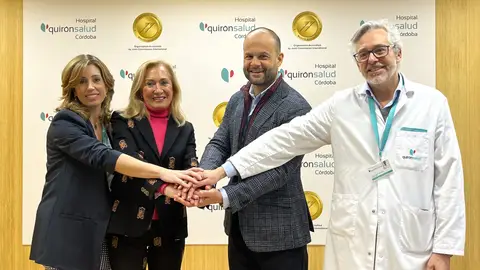 En la foto, de izq a dcha, Natalia Carrasco (subdirectora de Operaciones del hospital), María Auxiliadora Cabanás (presidenta de la AECC en Córdoba), Luis Luengo (director gerente del centro), y Rafael Cuenca (director médico). En la foto, de izq a dcha, Natalia Carrasco (subdirectora de Operaciones del hospital), María Auxiliadora Cabanás (presidenta de la AECC en Córdoba), Luis Luengo (director gerente del centro), y Rafael Cuenca (director médico).