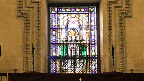 Vidriera con la imagen de la Virgen