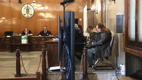 Los acusados por la muerta del bebé y sus abogados, al comienzo del juicio en la Audiencia Provincial de Baleares Los acusados por la muerta del bebé y sus abogados, al comienzo del juicio en la Audiencia Provincial de Baleares