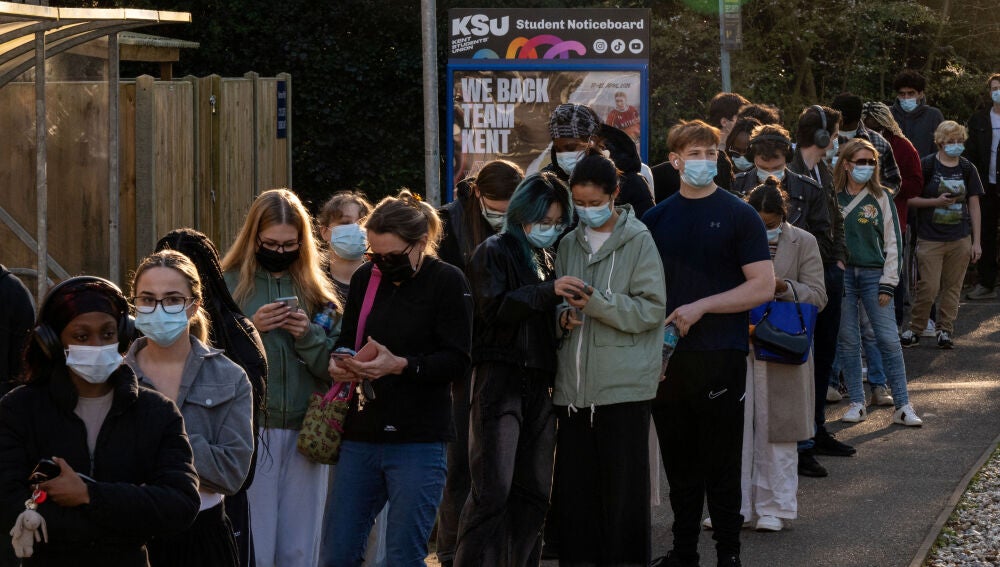 Estudiantes esperando a ser vacunados en el campus de la Universidad de Kent (Reino Unido) 