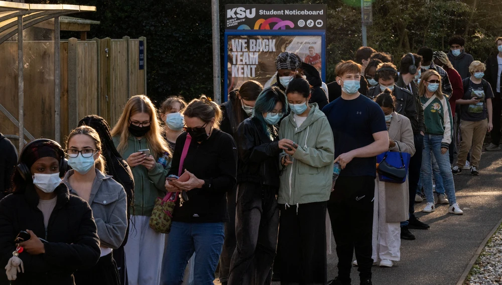 Estudiantes esperando a ser vacunados en el campus de la Universidad de Kent (Reino Unido) Estudiantes esperando a ser vacunados en el campus de la Universidad de Kent (Reino Unido)