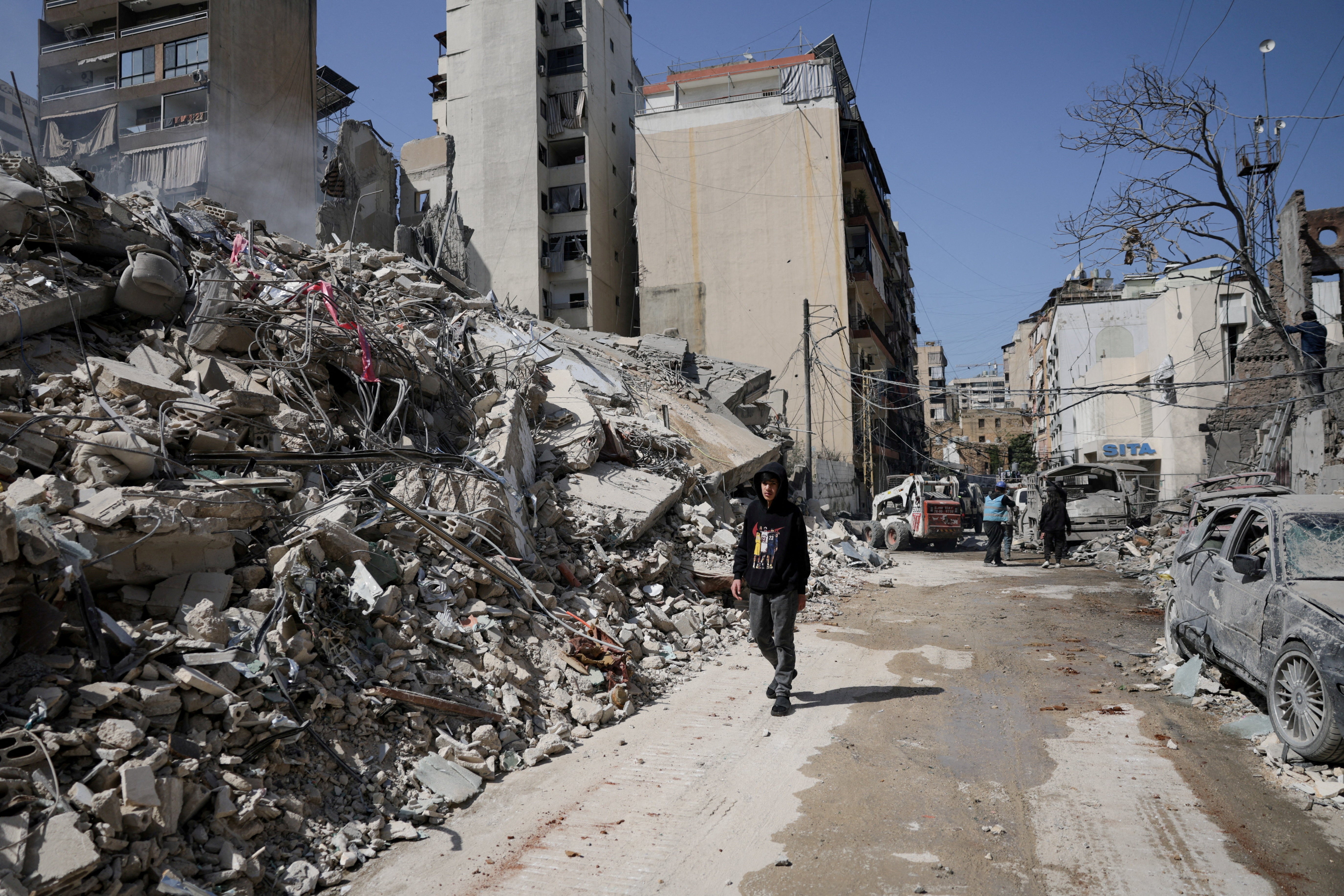 Consecuencias de un ataque israelí, tras una escalada de tensiones entre Hezbolá e Israel, en Beirut. Consecuencias de un ataque israelí, tras una escalada de tensiones entre Hezbolá e Israel, en Beirut.