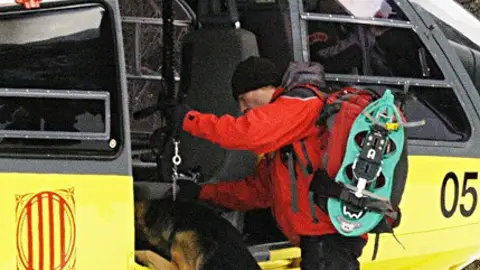 Imagen de archivo de un miembro de los equipos de rescate y un perro subiendo a un helicóptero Imagen de archivo de un miembro de los equipos de rescate y un perro subiendo a un helicóptero/ EFE/Laurent Dominique