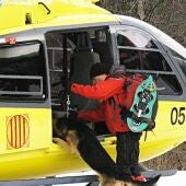 Imagen de archivo de un miembro de los equipos de rescate y un perro subiendo a un helicóptero/ EFE/Laurent Dominique