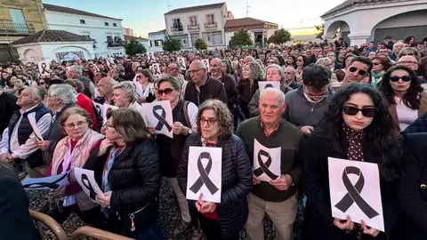 Ciudadanos de Hornachos se concentran para pedir justicia por su vecina, Francisca Cadenas. Ciudadanos de Hornachos se concentran para pedir justicia por su vecina, Francisca Cadenas.