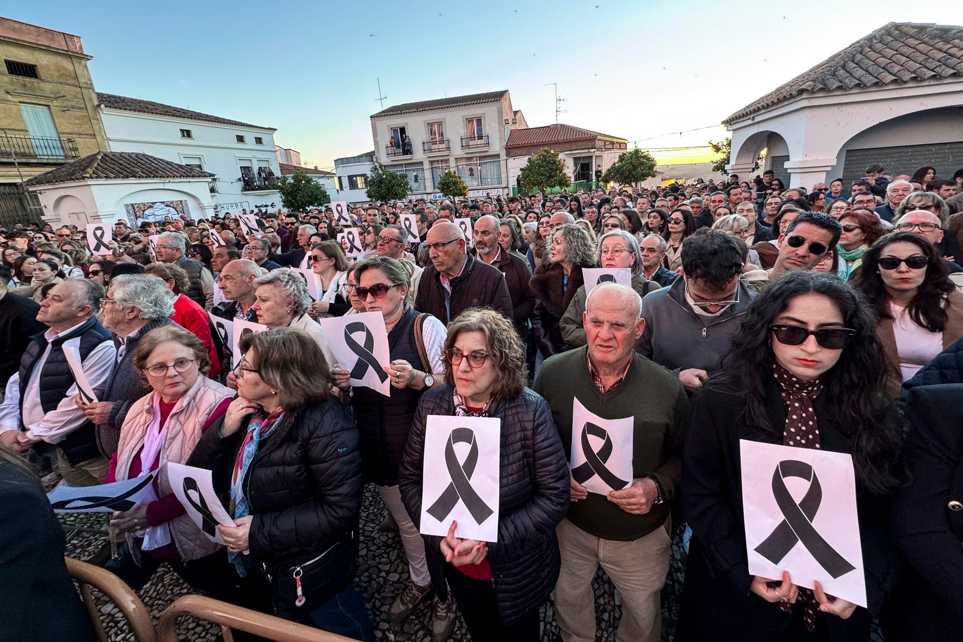 Ciudadanos de Hornachos se concentran para pedir justicia por su vecina, Francisca Cadenas. Ciudadanos de Hornachos se concentran para pedir justicia por su vecina, Francisca Cadenas.