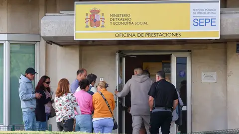 Varias personas en la entrada de una oficina del SEPE. Varias personas en la entrada de una oficina del SEPE.