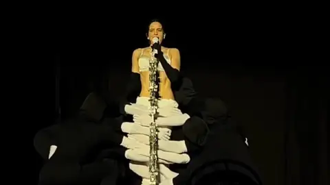 Rosalía canta 'La Perla' en el primer concierto de LUX TOUR en Lyon (Francia). Rosalía canta 'La Perla' en el primer concierto de LUX TOUR en Lyon (Francia).