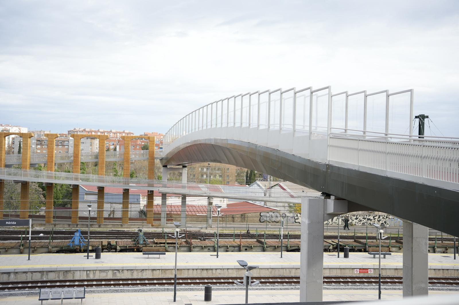 Inaugurada la pasarela peatonal con carril bici que une las calles Cardero y Camino Viejo de Mirandilla Inaugurada la pasarela peatonal con carril bici que une las calles Cardero y Camino Viejo de Mirandilla