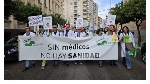 Los médicos extremeños salen a la calle y piden a la ministra de Sanidad que abra una puerta de negociación Los médicos extremeños salen a la calle y piden a la ministra de Sanidad que abra una puerta de negociación