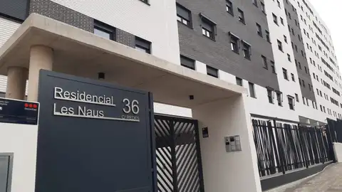 Puerta de entrada al residencial Les Naus en la Playa de San Juan Puerta de entrada al residencial Les Naus en la Playa de San Juan