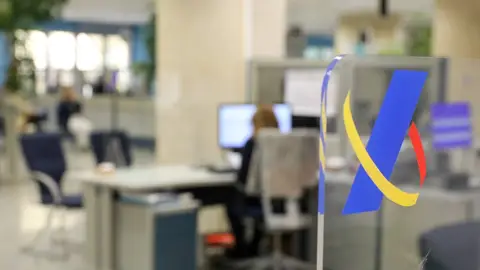Imagen de archivo de una empleada que trabaja en una oficina de la Agencia Tributaria. Imagen de archivo de una empleada que trabaja en una oficina de la Agencia Tributaria.