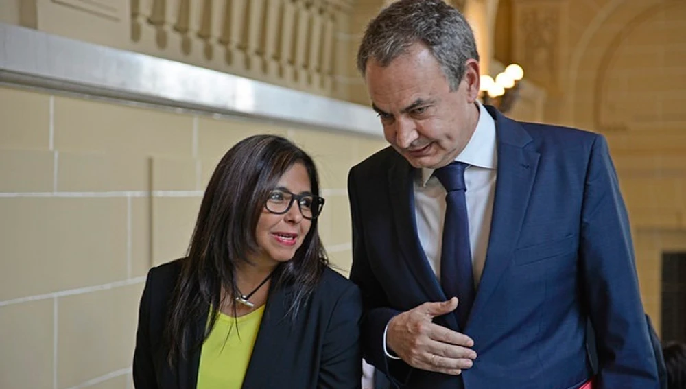 Delcy Rodríguez junto a José Luis Rodríguez Zapatero. Delcy Rodríguez junto a José Luis Rodríguez Zapatero.