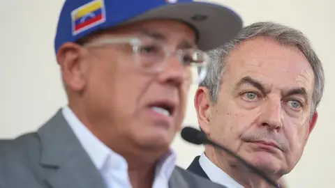 El expresidente del Gobierno español José Luis Rodríguez Zapatero (d) habla junto al presidente de la Asamblea Nacional de Venezuela, Jorge Rodríguez, este martes en Caracas (Venezuela). El expresidente del Gobierno español José Luis Rodríguez Zapatero (d) habla junto al presidente de la Asamblea Nacional de Venezuela, Jorge Rodríguez, este martes en Caracas (Venezuela)./ EFE/ Miguel Gutiérrez