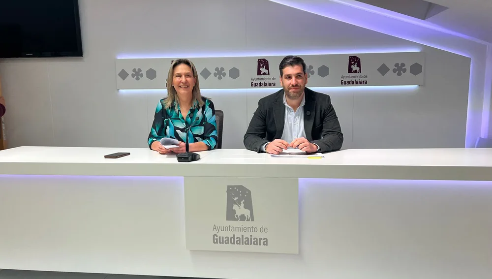 La alcaldesa de Guadalajara, Ana Guarinos y el concejal de Medio Ambiente, José Luis Alguacil, durante la rueda de prensa La alcaldesa de Guadalajara, Ana Guarinos y el concejal de Medio Ambiente, José Luis Alguacil, durante la rueda de prensa