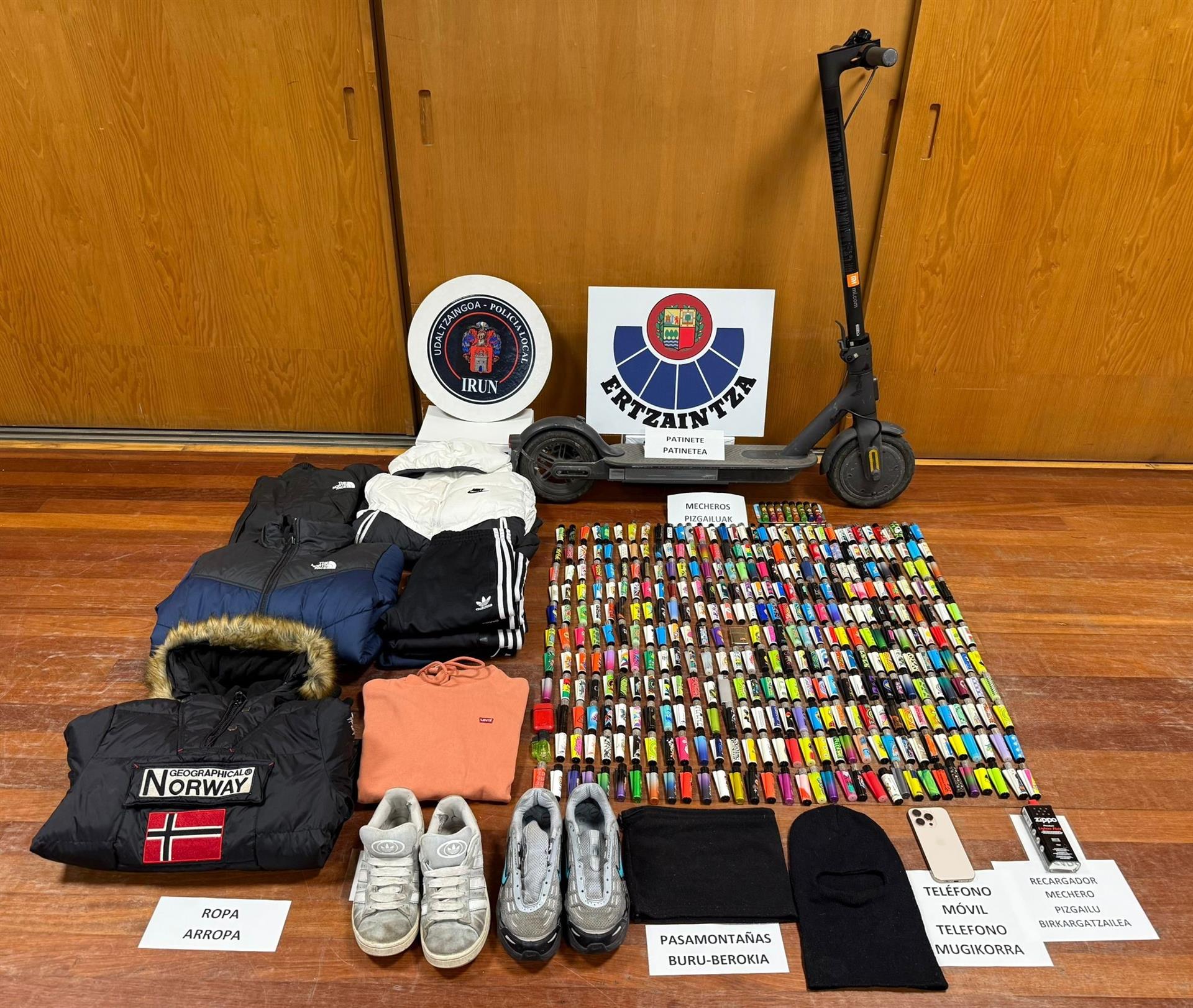 Detenido un joven, al que requisaron 350 mecheros, por la quema intencionada de 20 vehículos en Irun Detenido un joven, al que requisaron 350 mecheros, por la quema intencionada de 20 vehículos en Irun