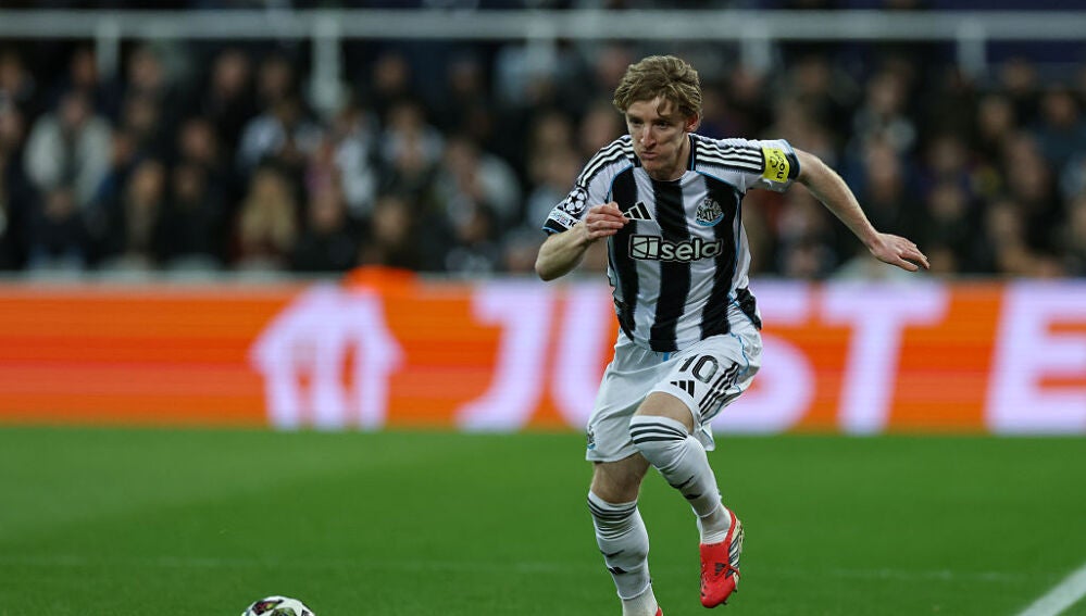 Anthony Gordon durante un partido de Champions frente al Newcastle