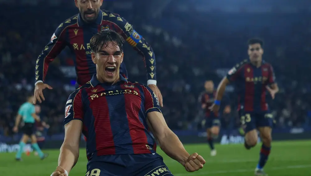 Carlos Espí celebra un gol con el Levante UD Carlos Espí celebra un gol con el Levante UD