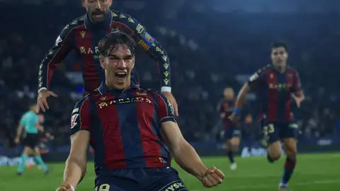 Carlos Espí celebra un gol con el Levante UD Carlos Espí celebra un gol con el Levante UD