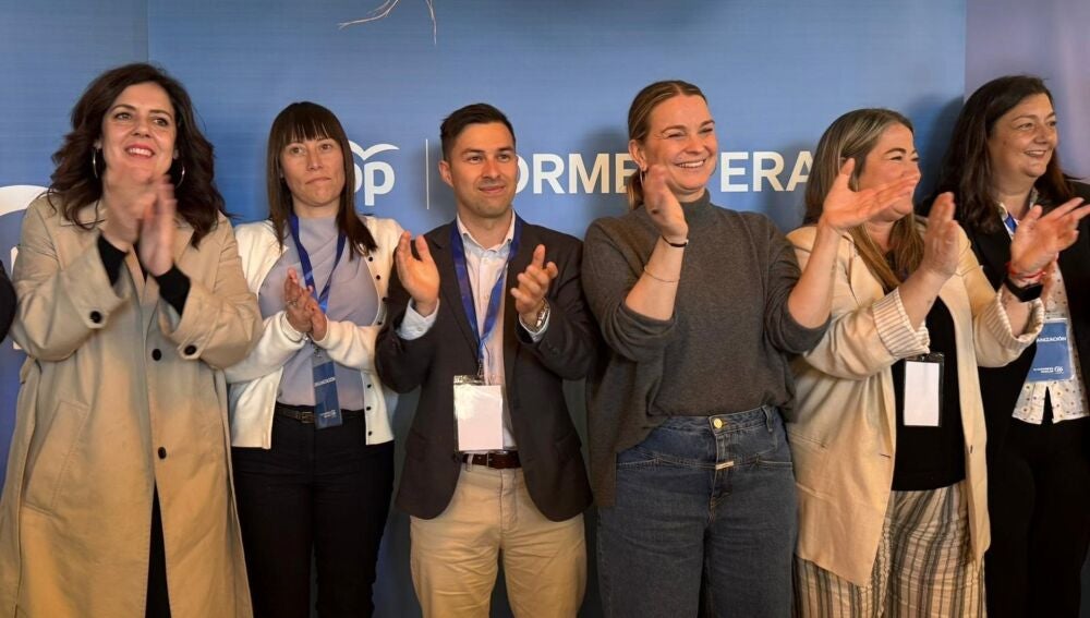 Hugo Martínez, tercero por la izquierda, durante el congreso del PP en Formentera