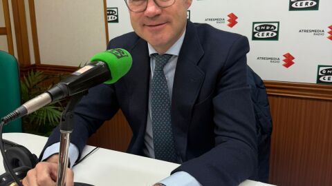 Jos&eacute; Luis Ruiz en los estudios de Onda Cero Ciudad Real