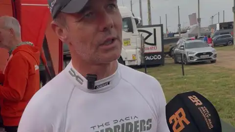 El francés Sébastien Loeb gana la segunda etapa en coches y se coloca líder El francés Sébastien Loeb gana la segunda etapa en coches y se coloca líder