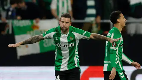 El delantero del Betis Aitor Ruibal celebra tras marcar ante el Panathinaikos, durante el partido de vuelta de los octavos de final de la Liga Europa que Real Betis y Panathinaikos FC juegas este jueves en el estadio de La Cartuja, en Sevilla. El delantero del Betis Aitor Ruibal celebra tras marcar ante el Panathinaikos, durante el partido de vuelta de los octavos de final de la Liga Europa que Real Betis y Panathinaikos FC juegas este jueves en el estadio de La Cartuja, en Sevilla.