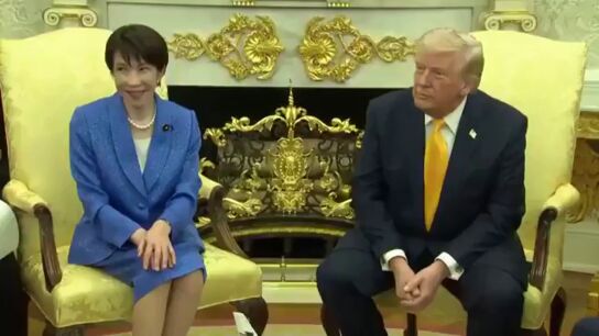 Trump bromea sobre Pearl Harbor junto a la primera ministra de Jap&oacute;n: "&iquest;Qui&eacute;n sabe m&aacute;s de sorpresas?&rdquo;