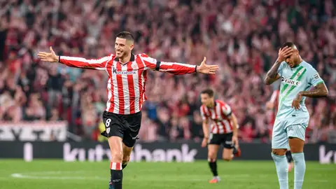 Oihan Sancet celebra su gol contra el Betis, mientras Natan se lamenta. Oihan Sancet celebra su gol contra el Betis, mientras Natan se lamenta.