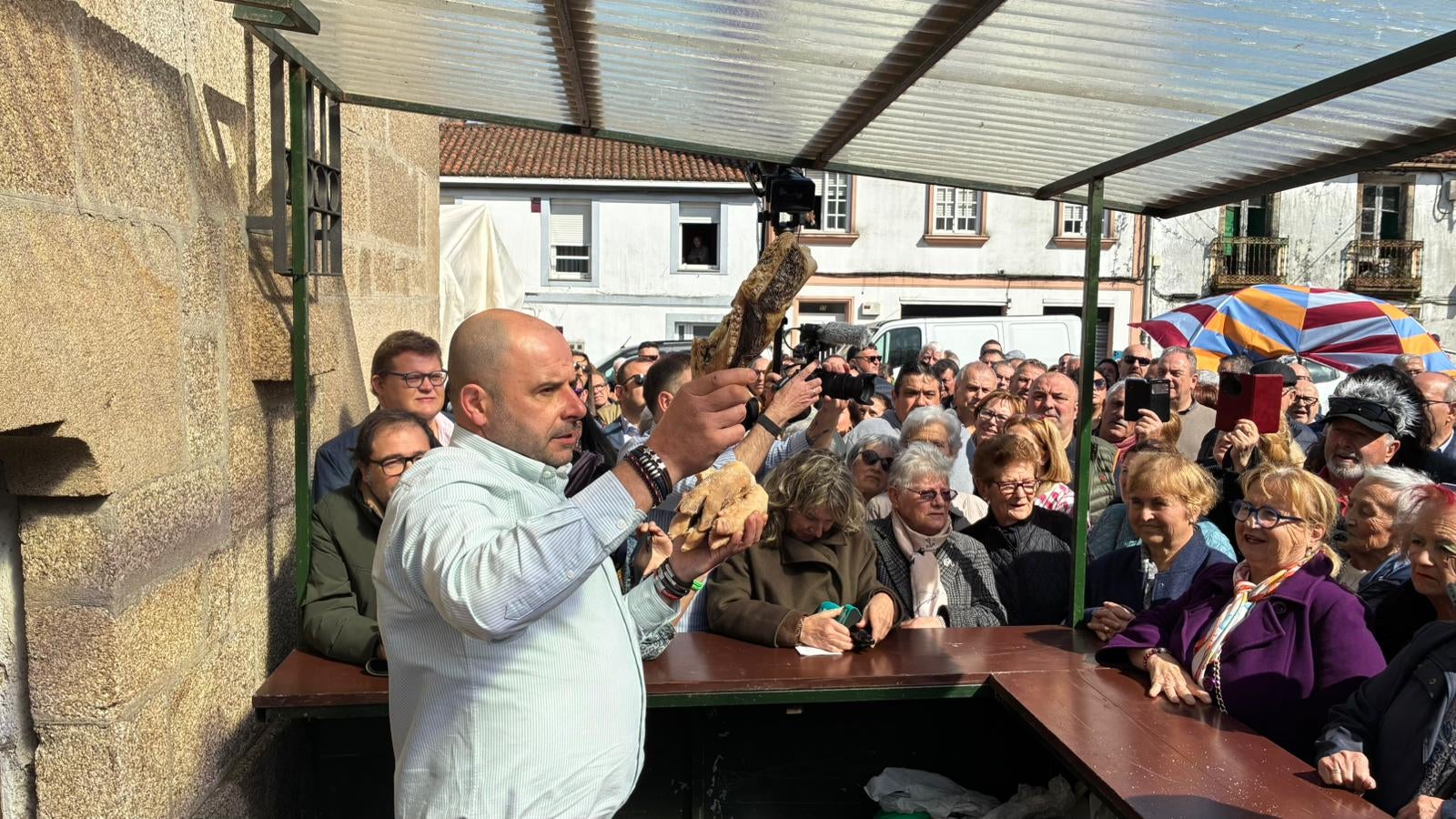 La alcaldesa de Santiago y miembros de la corporación municipal compostelana participan en la tradicional Subasta de las Uñas de San Lázaro La alcaldesa de Santiago y miembros de la corporación municipal compostelana participan en la tradicional Subasta de las Uñas de San Lázaro