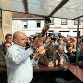 La alcaldesa de Santiago y miembros de la corporación municipal compostelana participan en la tradicional Subasta de las Uñas de San Lázaro