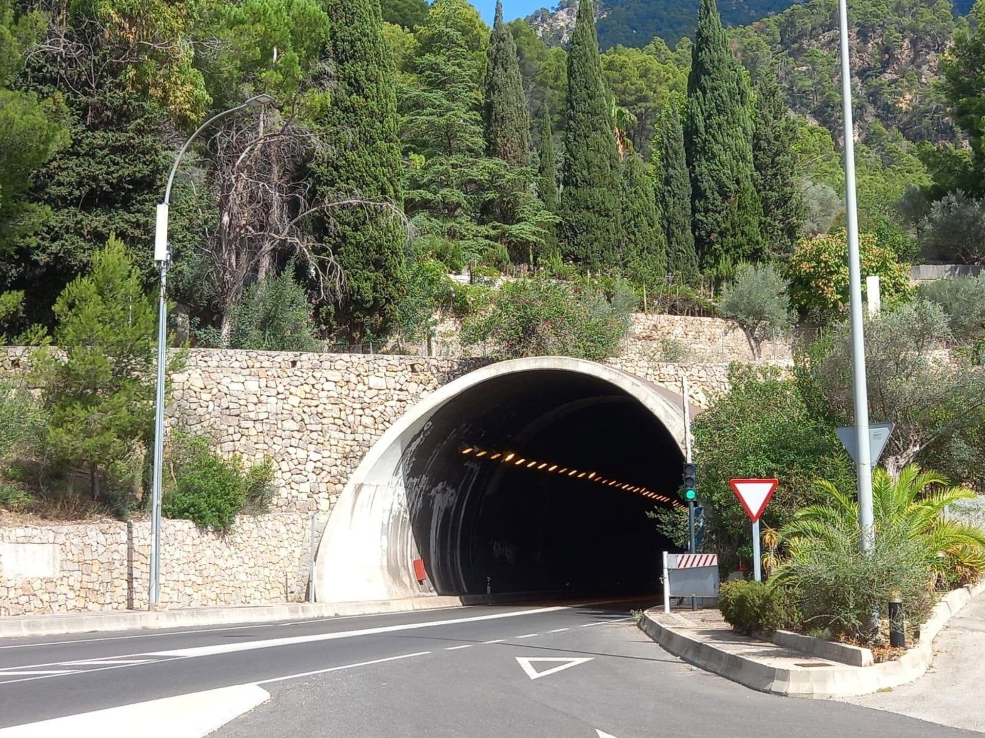 Muere un motorista tras sufrir un accidente en la carretera de Sóller Muere un motorista tras sufrir un accidente en la carretera de Sóller
