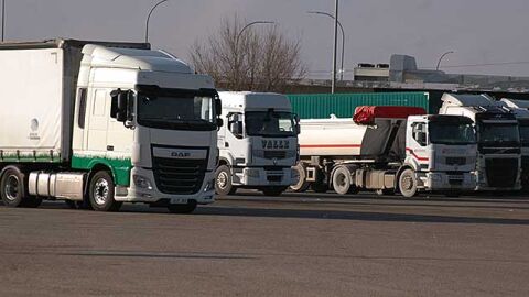 Camiones en un &aacute;rea de servicio