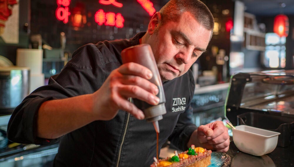 Rubén Ortiz termina un original steak tartar en la barra de su restaurante asiático ‘Zitro’, en Tomelloso. (Ciudad Real, Castilla-La Mancha).