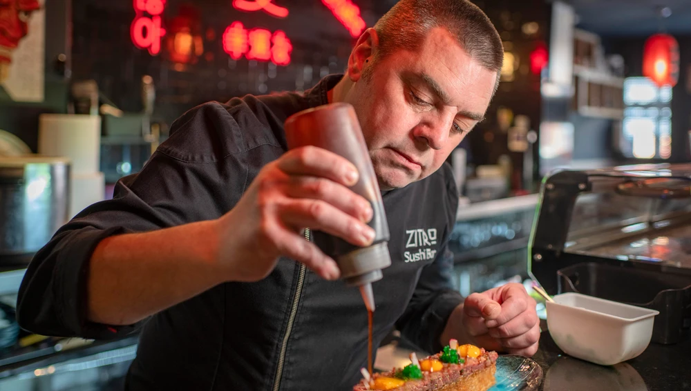 Rubén Ortiz termina un original steak tartar en la barra de su restaurante asiático ‘Zitro’, en Tomelloso. (Ciudad Real, Castilla-La Mancha). Rubén Ortiz termina un original steak tartar en la barra de su restaurante asiático ‘Zitro’, en Tomelloso. (Ciudad Real, Castilla-La Mancha).